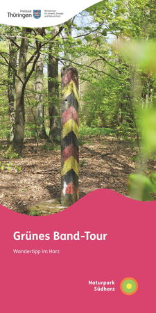 Vorderseite des Flyers zur Grünes Band-Tour, mit einem Grenzstein im Wald als Motiv