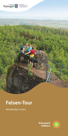 Vorderseite des Flyers zur Felsen-Tour, auf dem Motiv steht eine Gruppe auf einem Felsen(welcher?) und blickt ins Tal