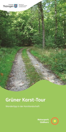 Vorderseite des Flyers zur Grünen Karst-Tour, mit einem Bild eines Karstwanderweges im Wald als Motiv